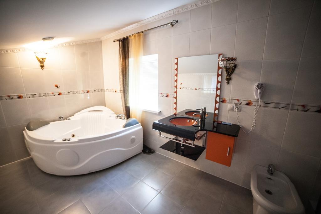 Imperiya Hotel Khmel'nyts'kyy Phòng bức ảnh